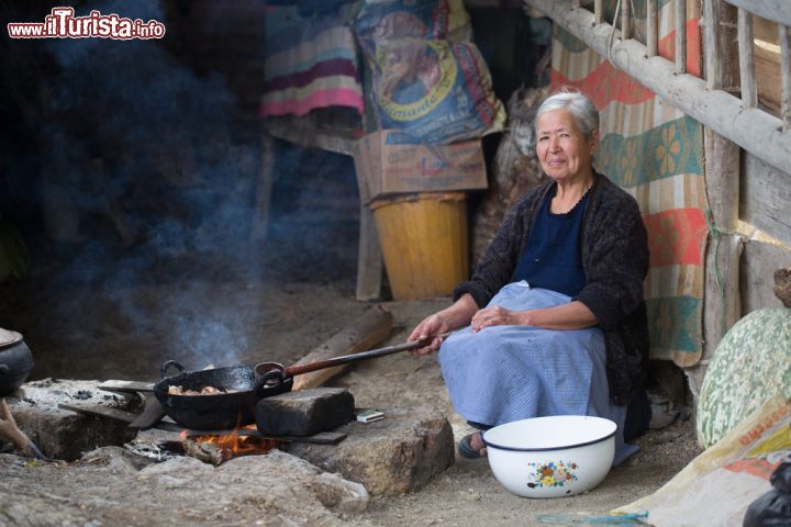 Immagine Ritratto di una donna mentre cucina sul fuoco a Cajamarca, Perù - © Christian Vinces / Shutterstock.com