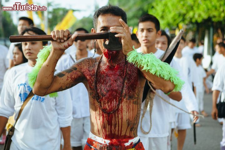 Immagine Rituale religioso durante il Festival Vegetariano a Phuket, Thailandia. I sacerdoti che officiano questi riti sono chiamati "mahsongs" - © Artem Zhushman / Shutterstock.com