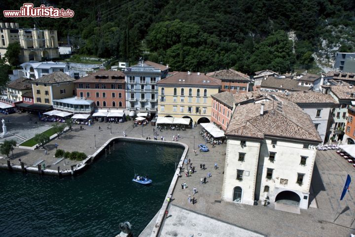 Immagine Riva del Garda e il suo lungolago visti dall'alto, Trentino Alto Adige. Questa località della provincia di Trento è un rilassante riparo dal caos della città - © 80666662 / Shutterstock.com