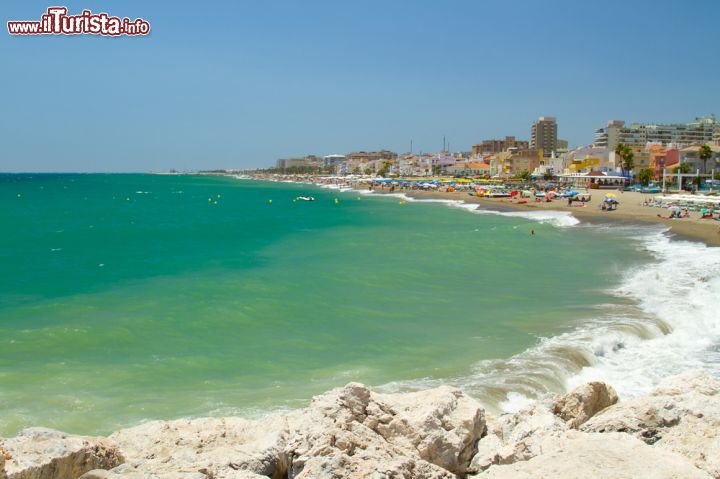 Immagine Riva del mare a Torremolinos, Spagna. Una bella fotografia dell'ampia spiaggia di Torremolinos con palazzi e edifici sullo sfondo. Oggi questa località è una delle principali destinazioni della Costa del Sol  - © Vladislav S / Shutterstock.com