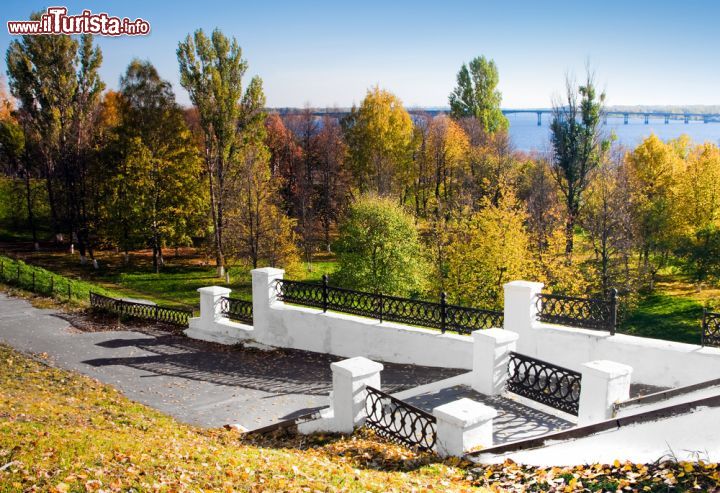 Immagine Uno splendido paesaggio autunnale sulle rive del fiume Volga a Kostroma. Il più lungo fiume europeo, cuore del più ampio bacino fluviale del vecchio continente, era anticamente conosciuto con i nomi di Atil, Itil o Idil. Sfocia nel Mar Caspio dopo aver percorso ben 3530 chilometri. Fra le principali città che tocca durante il suo scorrere c'è anche Kostroma - © elen_studio / Shutterstock.com