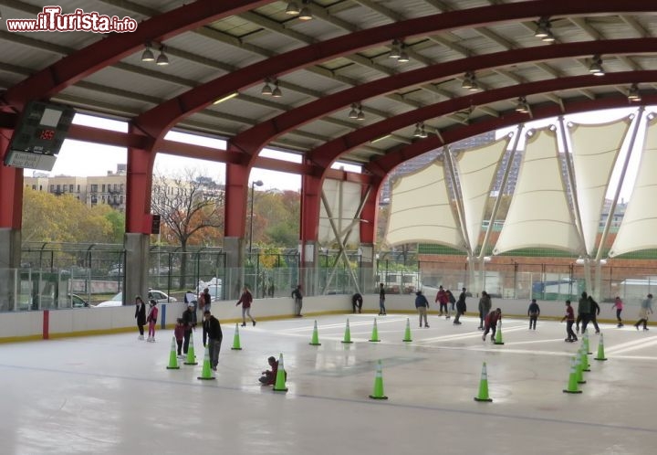 Immagine Riverbank Rink a New York, Stati Uniti. Ispirato dall'architettura giapponese dei tetti, questa struttura ricreativa di 28 acri ospita anche un pattinaggio su ghiaccio. Si trova nei pressi del fiume Hudson