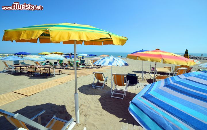 Immagine Riviera romagnola, provincia di Ravenna: uno stabilimento balneare a Milano Marittima - © ChiccoDodiFC / Shutterstock.com