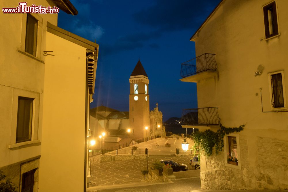 Immagine Rivisondoli, L'Aquila, by night: il paesino conta circa 700 abitanti ed è famoso per gli impianti sciistici, i paesaggi suggestivi e i monumenti architettonici.