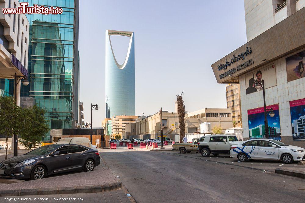 Immagine Riyadh (Arabia Saudita): veduta della Kingdom Tower da una strada della capitale saudita. Questo grattacielo alto 311 metri al tetto (302 all'ultimo piano) ha vinto nel 2002 il premio come miglior skyscraper al mondo per il design - © Andrew V Marcus / Shutterstock.com