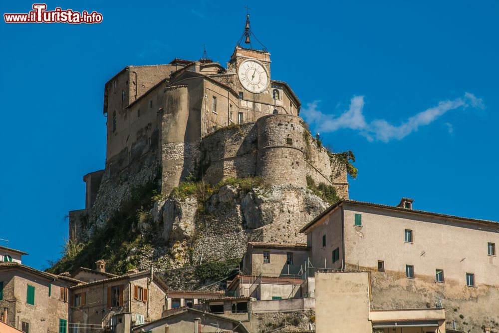 Immagine La Rocca Abbaziale di Subiaco, provincia di Viterbo, Lazio. Eretto in cima a una ripida collina, questo castello venne fatto costruire come difesa dell'immenso patrimonio che l'abbazia di Santa Scolastica deteneva nella zona.