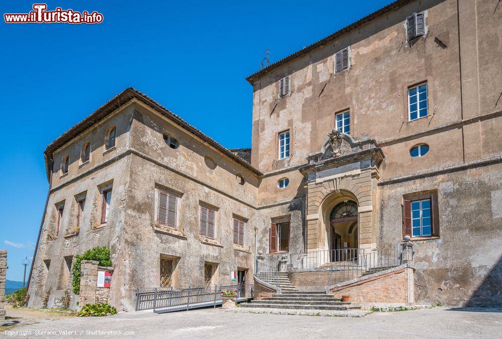 Immagine La Rocca dei Borgia a Subiaco in una mattina d'estate, provincia di Viterbo, Lazio. Fu costruita su una ripida collina attorno alla fine dell'XI° secolo dall'abate Giovanni V° - © Stefano_Valeri / Shutterstock.com