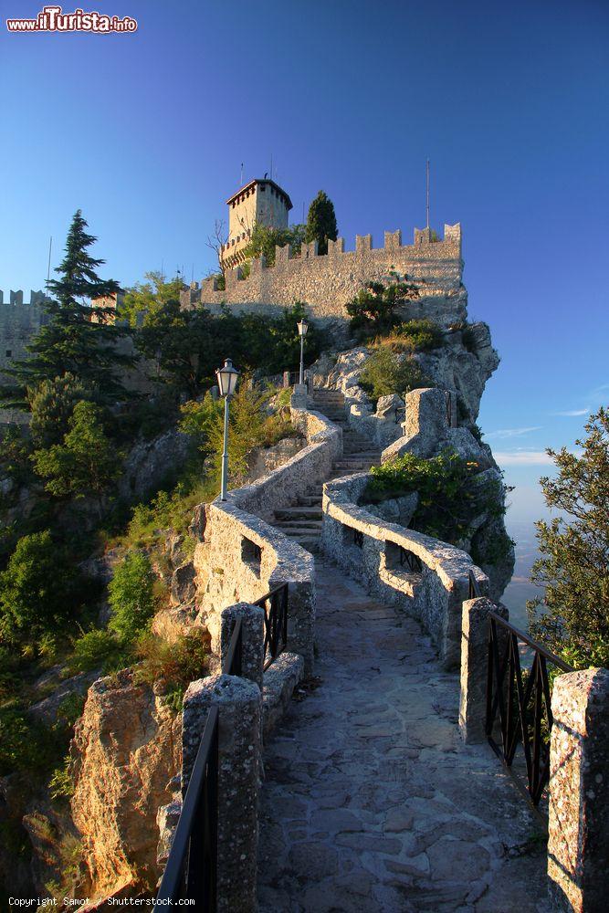 Immagine Rocca della Guaita, Repubblica di San Marino. Restaurata nel 1930, è ora accessibile ai visitatori. Si tratta della più antica delle tre torri che dominano la città di San Marino. Ha pianta pentagonale e poggia direttamente sulla roccia del monte - © Samot / Shutterstock.com