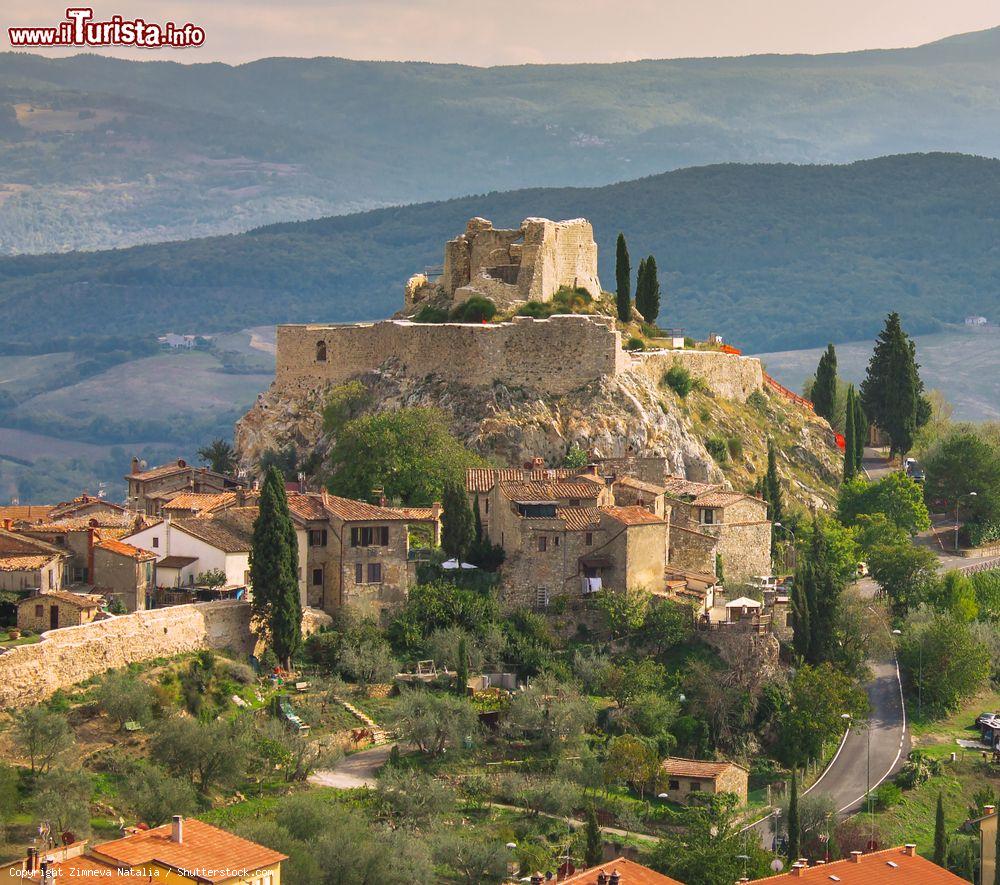 Immagine Il borgo di Rocca d'Orcia e la Rocca di Tentennano si trovano nel Comune di Castiglione d'Orcia (Siena) - © Zimneva Natalia / Shutterstock.com