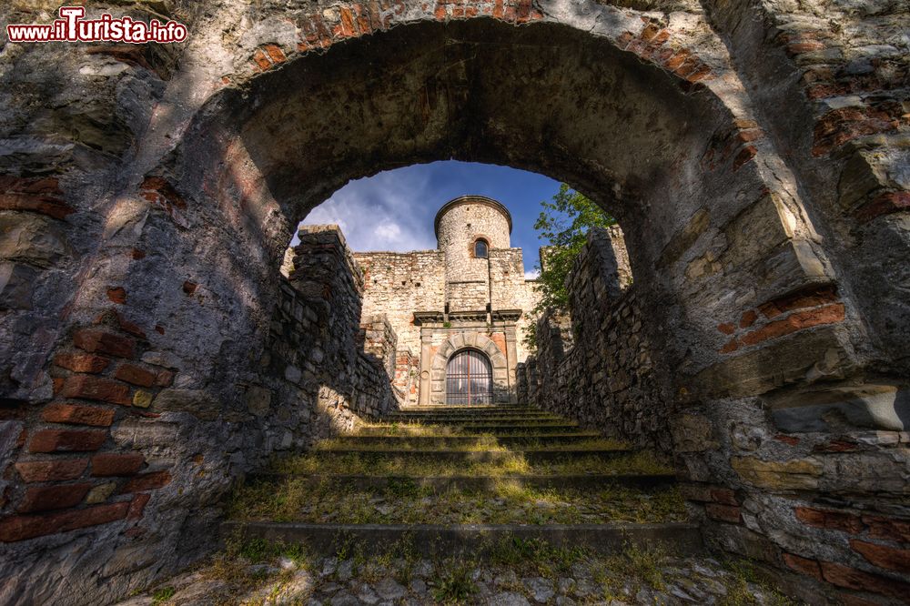 Immagine Castello Oldofredi, successivamente Rocca Martinengo, domina il paesaggio di Monte Isola, sul Lago d'Iseo (Lombardia).