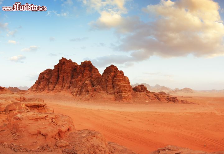 Immagine Le colorate rocce della Giordania: le potete fotografare in un tour nel deserto del Radi Rum, non lontano da Petra - © Radek Sturgolewski / Shutterstock.com
