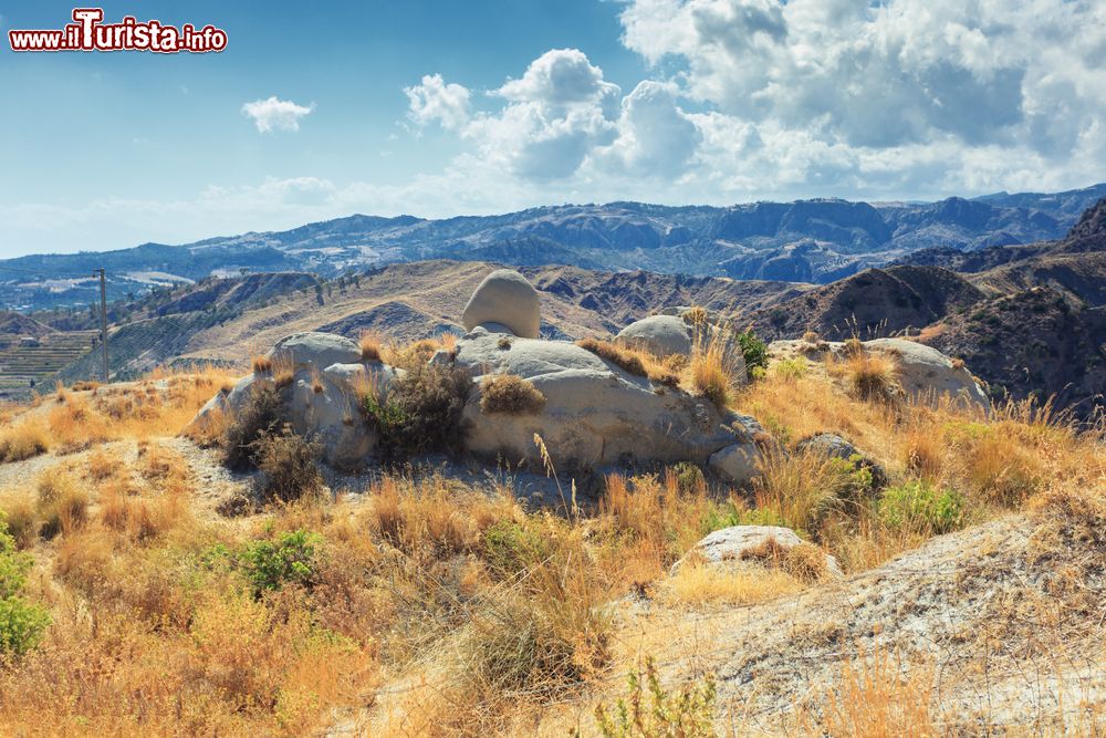 Immagine Rocce bianche levigate nel paesaggio di Bova Superiore, in Calabria