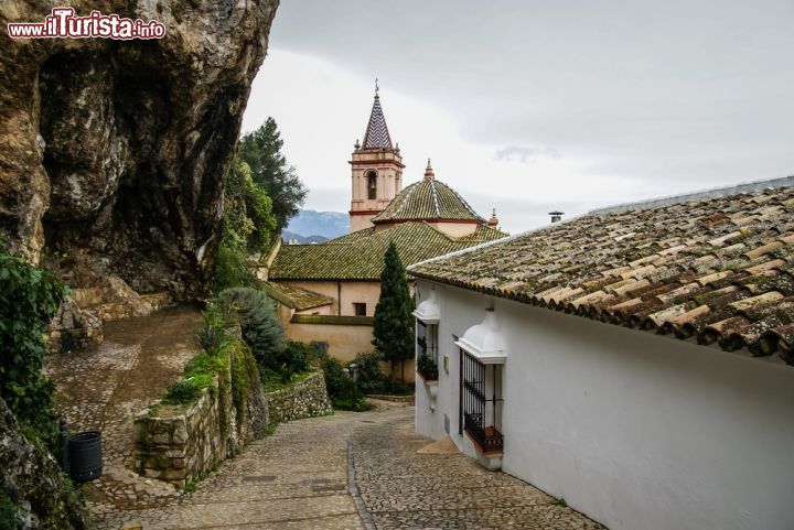 Immagine Arroccato tra le rocce, il borgo di Zahara de la Sierra è uno dei più belli dell'Andalusia. Al centro della foto la chiesa di Santa Maria de la Mesa - © siete_vidas / Shutterstock.com