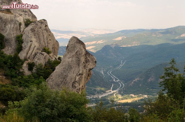 Immagine Spettacolari rocce conglomeratiche, alternate a calcari dolomitici, contraddistinguono il paesaggio aspro di Castelmezzano, il borgo della Basilicata - © M.Rinelli / Shutterstock.com