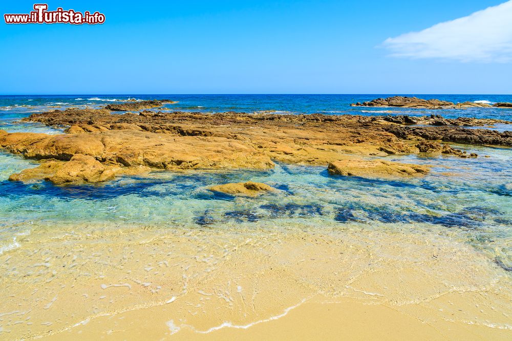 Immagine Rocce e acqua limpida sulla spiaggia di Costa Rei in Sardegna