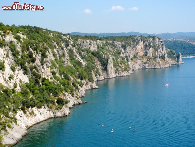 Immagine La costa aspra di Sistiana, tra falesie e grotte a strapiombo sul mare