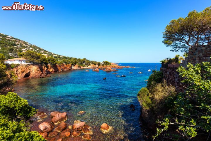 Immagine Rocce e mare nei pressi di Saint Raphael, Francia. Le tipiche formazioni rocciose rossastre dell'Esterel fanno da perfetto scenario a questo scorcio di Mare Mediterraneo - © StevanZZ / Shutterstock.com