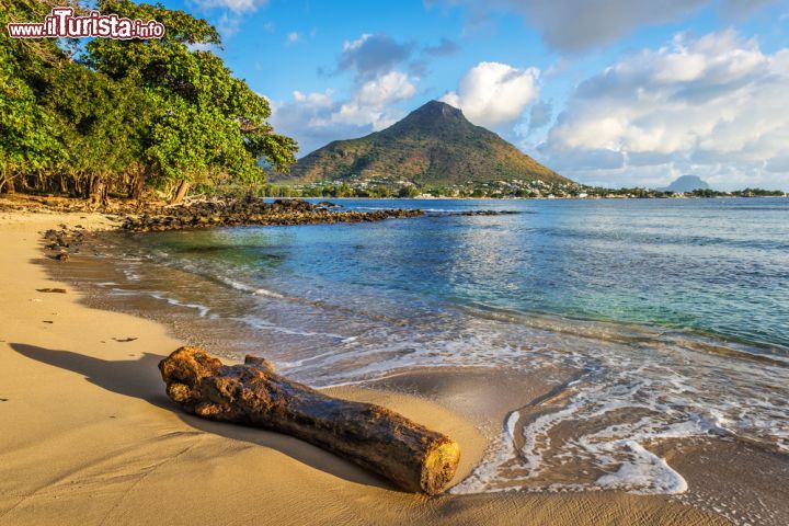 Immagine Rocce e sabbia nella baia di Tamarin, isola di Mauritius - Uno splendido scorcio panoramico su questo lembo di Oceano Indiano che ospita l'isola di Mauritius. Tamarin è un piccolo ma grazioso villaggio di pescatori che si affaccia su di un "break" della barriera corallina © tobago77 / Shutterstock.com