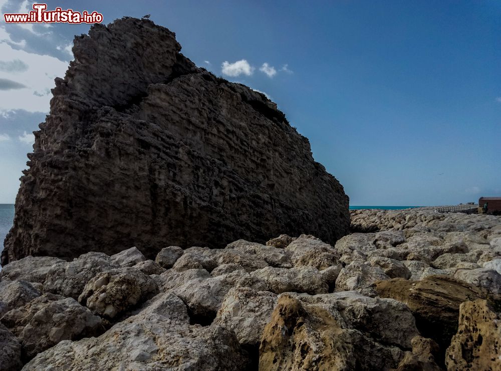 Immagine Rocce erose dal vento lungo la costa del Mediterraneo a Sciacca, Sicilia.