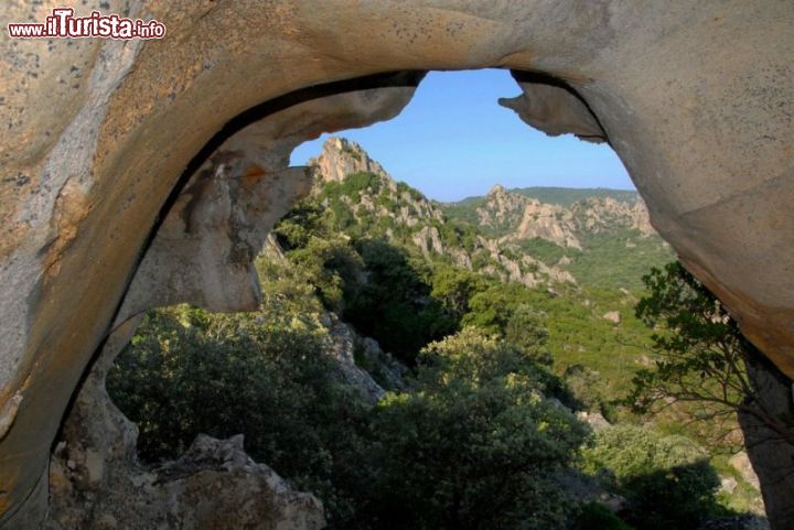 Immagine Rocce erose e paesaggio spettacolare nei dintorni di Austis in Sardegna - © Pietro Fadda / www.comune.austis.nu.it