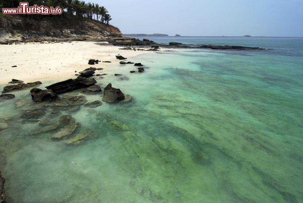 Immagine Rocce lungo il litorale di Contadora Island, Panama. Gli appassionati di snorkeling e diving troveranno un fondale con viste spettacolari e pesci colorati.