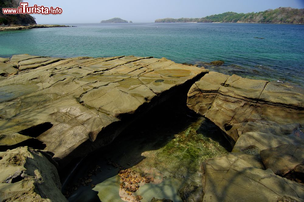 Immagine Rocce piatte sulla riva dell'isola di Contadora, Las Perlas, Panama. Isla Contadora si estende per poco più di 1 km quadrato e offre panorami fra i più suggestivi dell'arcipelago nonostante ne sia la località più turistica.