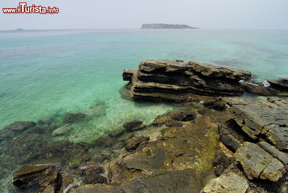 Immagine Rocce sulla riva nell'isola di Chapera, Las Perlas, Panama. Acque calme e miti lambiscono quest'isolotto dell'arcipelago dell'America Centrale.