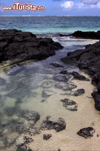 Immagine Rocce sulla spiaggia di Belle Mare, Mauritius - Le acque cristalline dell'Oceano Indiano si infrangono su questo tratto di costa rocciosa di Belle Mare Beach: le tonalità verdi, azzurre e blu del mare rendono ancora più suggestivo il paesaggio naturale offerto da Mauritius © lkpro / Shutterstock.com