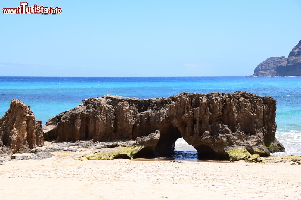 Immagine Rocce sulla spiaggia di Ponta da Calheta, all'estremità meridionale dell'isola di Porto Santo (Madeira, Portogallo).