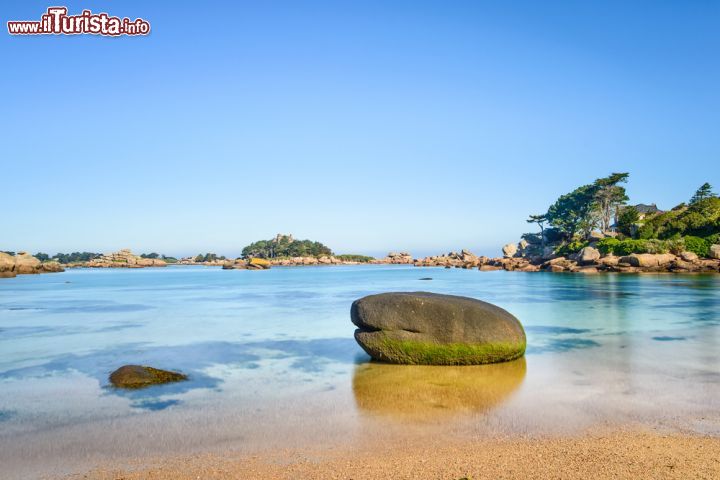 Immagine Rocce sulla spiaggia sabbiosa di Ploumanac'h in Bretagna, Francia 