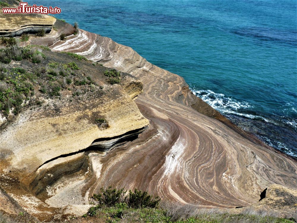 Immagine Rocce vulcaniche fotografate dall'alto sul litorale di Cap d'Agde, Francia.