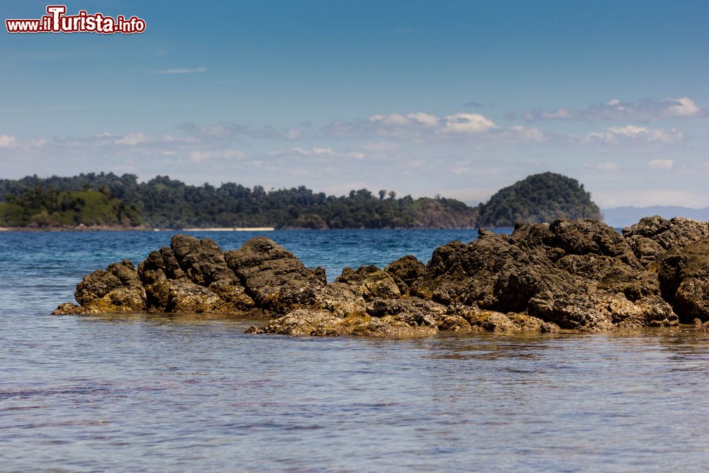 Immagine Roccia basaltica sull'isola di Coiba, Panama. Sullo sfondo la foresta tropicale di Isla Coiba ricoperta da vegetazione lussureggiante per oltre l'80% della superficie.