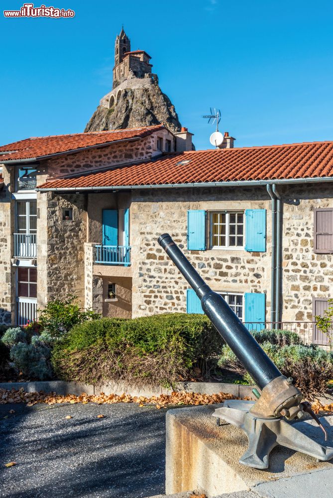 Immagine La celebre roccia di Saint-Miguel d'Aiguilhe vista da piazza Saint Clair a Aiguilhe vicino a Le Puy-en-Velay (Francia).