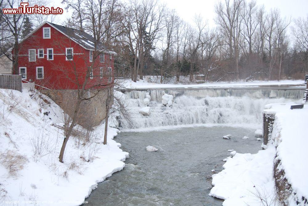 Immagine Rochester, stato di New York: una casa del XIX° secolo costruita vicino a una cascata in inverno - © Joseph Sorrentino / Shutterstock.com