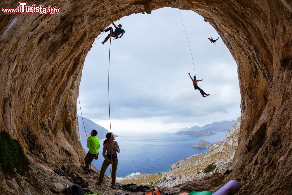 Immagine Rock climbers in una grotta sull'isola di Kalymnos (Grecia): questo territorio del Dodecaneso è famoso per gli appassionati di arrampicata sportiva.