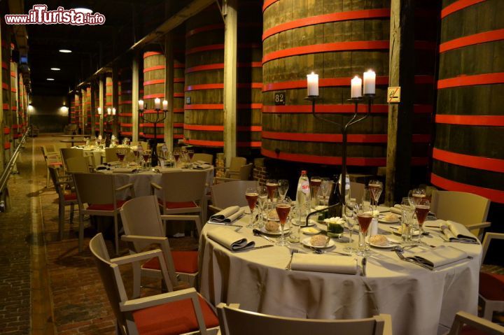 Immagine Un pranzo allestito direttamente all'interno della cantina del birrificio Rodenbach, che fa parte dell'associazione Belgian Family Brewers.