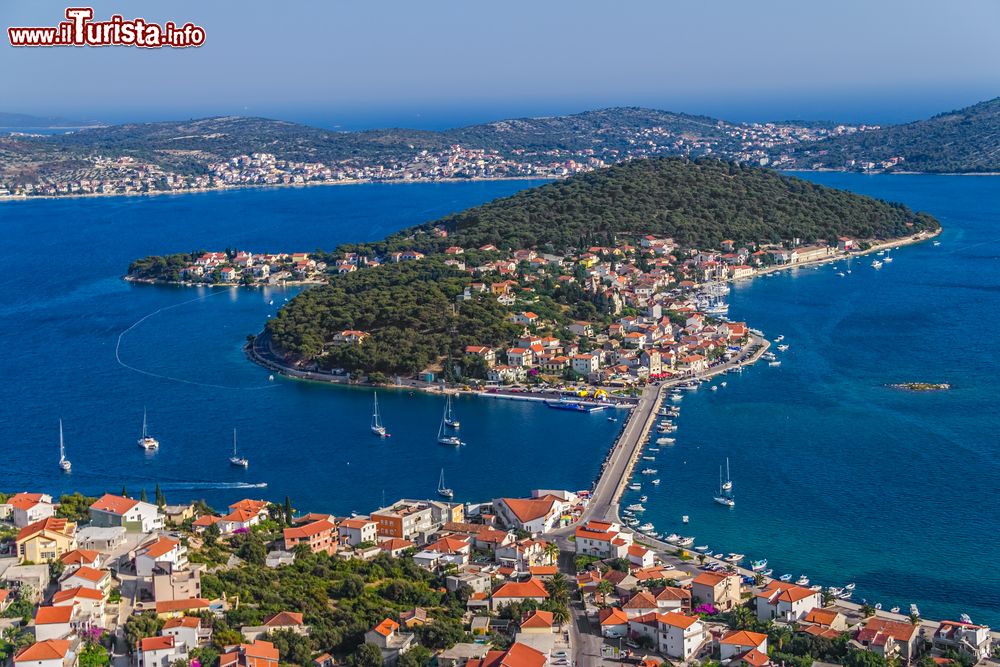 Immagine In questa foto aerea di Rogoznica (Croazia) si nota la strada che collega l'isola alla terraferma.
