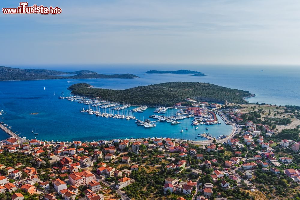 Immagine Nella parte di Rogoznica sul continente si trova la Marina Frapa, il famoso porto della cittadina sulla costa dalmata.