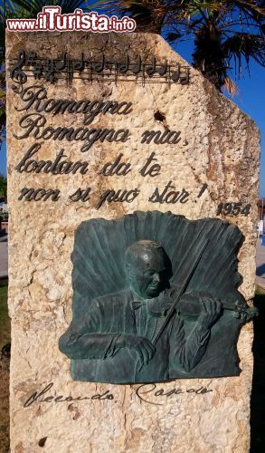 Immagine Romagna mia: il monumento al mitico Secondo Casadei sul lungomare di Villamarina di Cesenatico.