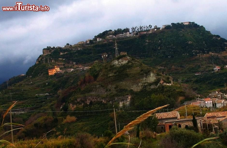 Immagine Rometta si trova a 600 m di quota in provincia di Messina, Sicilia - © Pinodario - Pubblico dominio, Wikipedia