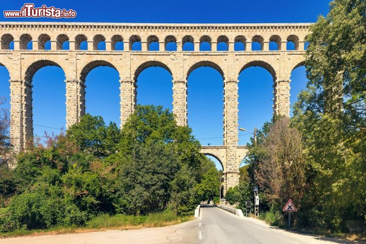 Immagine Acquedotto romano di Roquefavour nei pressi di Aix-en-Provence, Francia - Si ispira all'architettura del Pont du Gard l'acquedotto di Roquefavour costruito in pietra a partire dal 1841 e completato sei anni più tardi. Lungo 393 metri e con un altezza di 82,65 metri, è il più alto in pietra del mondo. E' utilizzato tutt'oggi © StevanZZ / Shutterstock.com