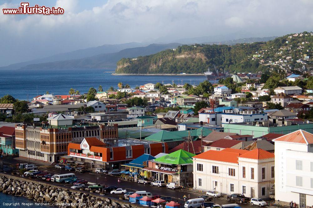 Immagine Roseau, capitale dell'isola di Dominica (Caraibi): una bella veduta del villaggio con il porto - © Meagan Marchant / Shutterstock.com