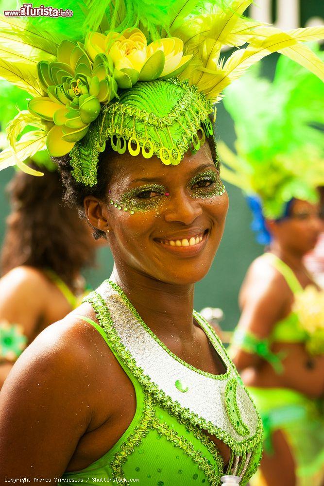 Immagine Roseau, Dominica: una ballerina con i tipici costumi durante la sfilata di carnevale, America del Nord - © Andres Virviescas / Shutterstock.com