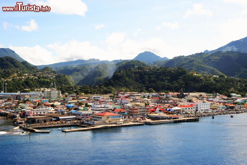 Immagine Roseau vista da una nave da crociera in arrivo al porto, isola di Dominica. Il grazioso centro abitato con le montagne verdeggianti sullo sfondo.