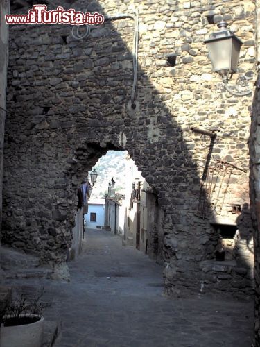 Immagine Una porta medievale lungo le mura di Roseto Capo Spulico, borgo costiero della Calabria  - © Luigino~itwiki - GFDL - Wikipedia