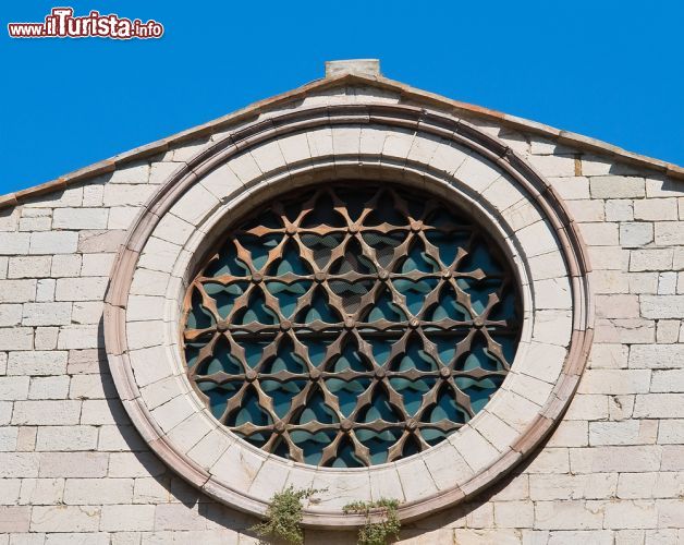 Immagine Il rosone della chiesa di San Francesco a Corciano Umbria - © Mi.Ti. / Shutterstock.com