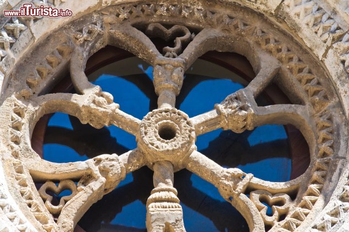 Immagine Dettagli della Chiesa di San Severino Abate a San Severo, Puglia: il rosone - la foto raffigura nel dettaglio il bellissimo rosone a sei raggi in pietra della facciata della Chiesa di San Severino Abate, l'edificio religioso più antico di San Severo nonchè monumento nazionale. - © Mi.Ti. / Shutterstock.com