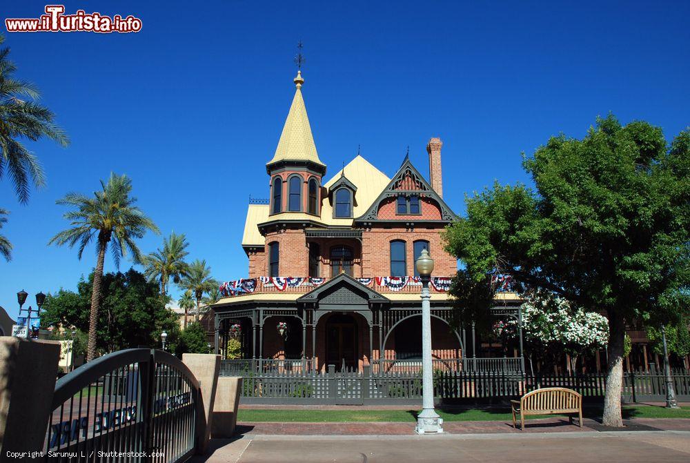 Immagine Rosson House Museum in Heritage Square a Phoenix, Arizona. Questo storico museo costruito fra il 1894 e il 1895 è uno dei primi esempi in città di costruzione di un edificio in mattoni a fuoco e legno - © Sarunyu L / Shutterstock.com