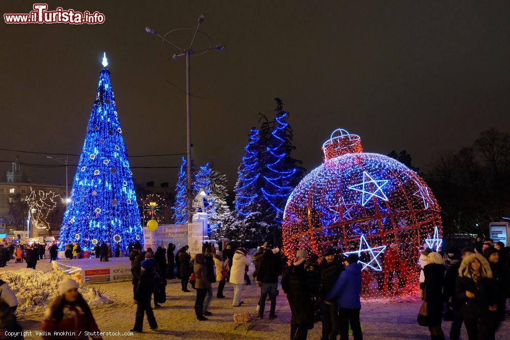 Immagine Rostov-on-Don, Russia: alberi di Natale decorati con luci lungo la strada del centro - © Vadim Anokhin / Shutterstock.com