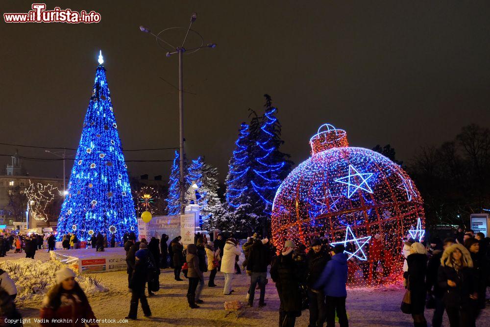 Immagine Rostov-on-Don, Russia: alberi di Natale decorati con luci lungo la strada del centro - © Vadim Anokhin / Shutterstock.com